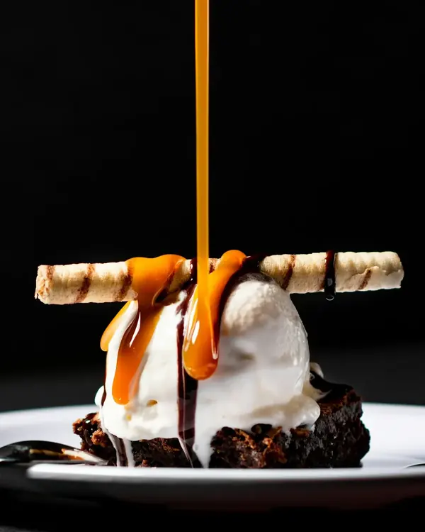 Dessert maison, caramel et glace