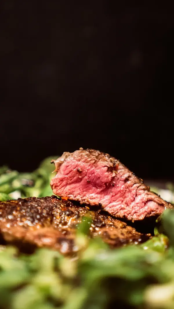 Viande maturée grillée à la braise